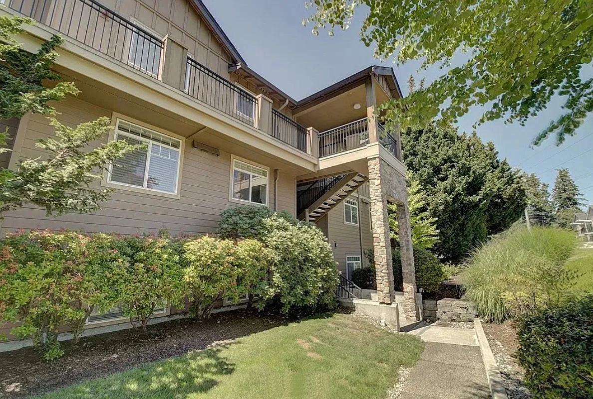 3 bed, 1097 sqft, $2,196 — Photo 1