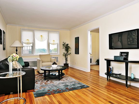 5th image of 4 Sadore Ln APT 4V