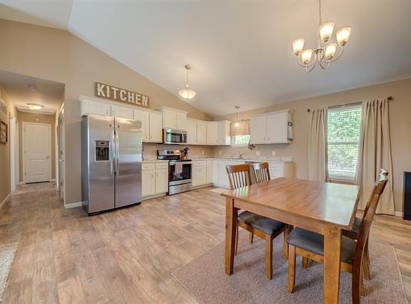 5th image of 156 Cuivre River Dr