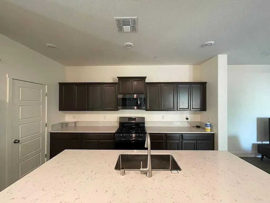 Building Photo - 2485 Pineda Dr