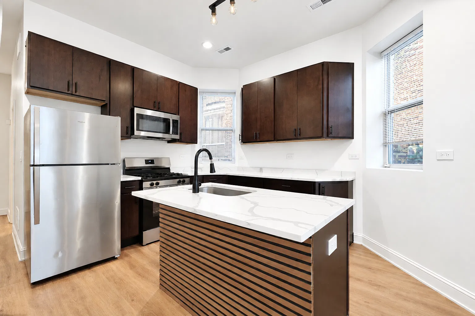 3 bed, 2076 sqft, $2,200 — Photo 2