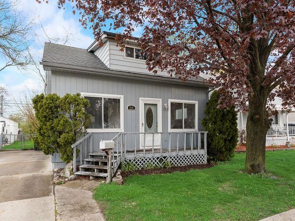 310 Massoit St, Clawson, MI 48017