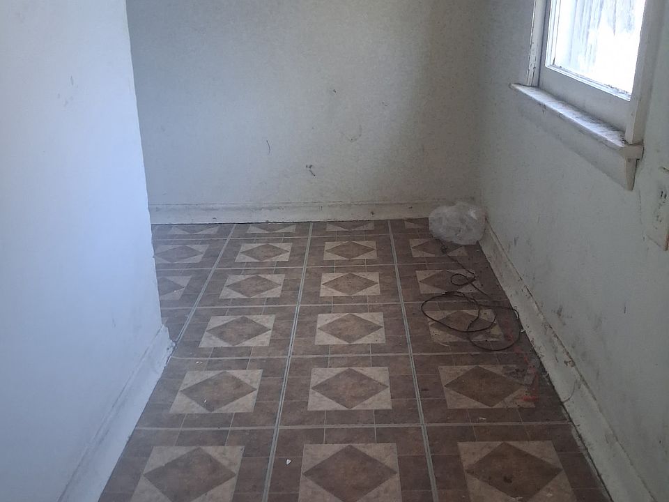 2nd image of 1305 E Locust St Unit B