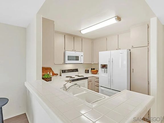 4th image of 510 Camino De La Reina Unit 305