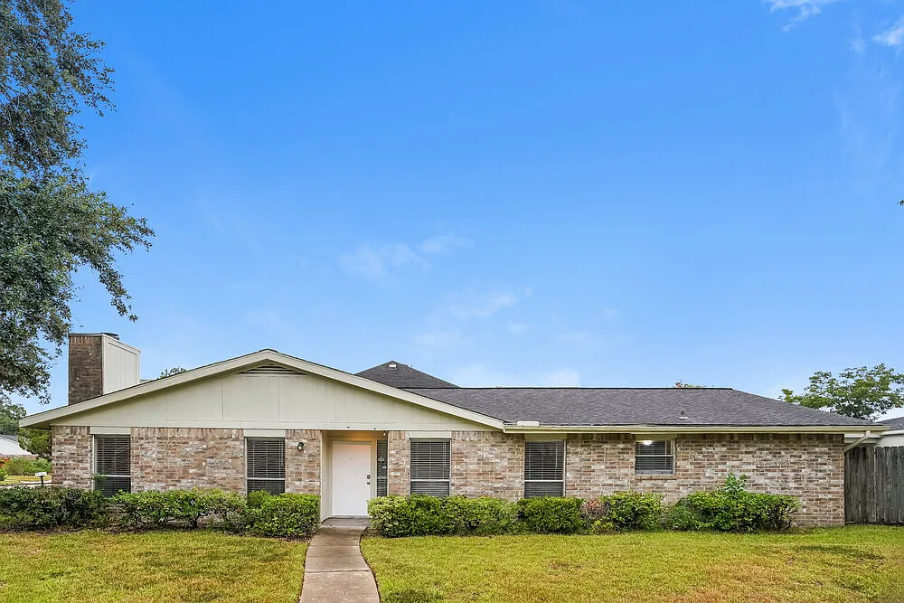 3 bed, 2.0 bath, 1708 sqft, $2,025 — Photo 1