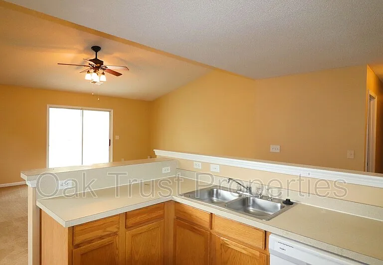 538 Holiday Dr — Photo 7