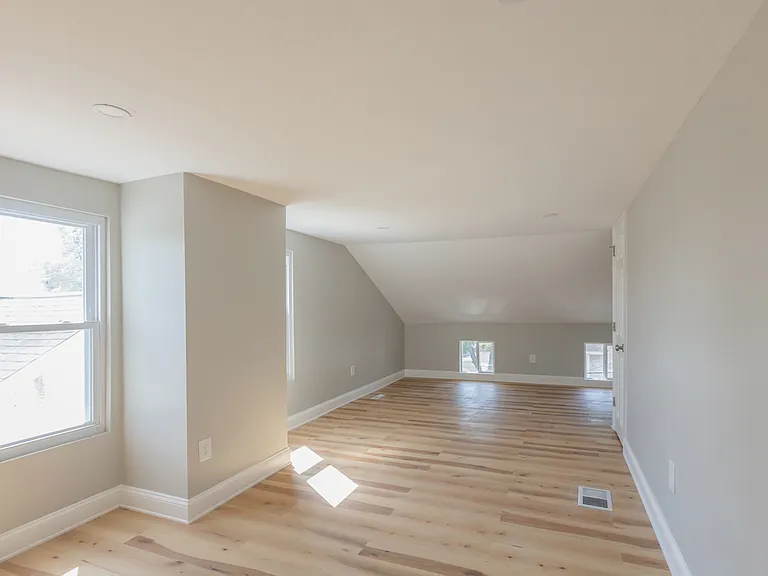 141 Hall St — Photo 15