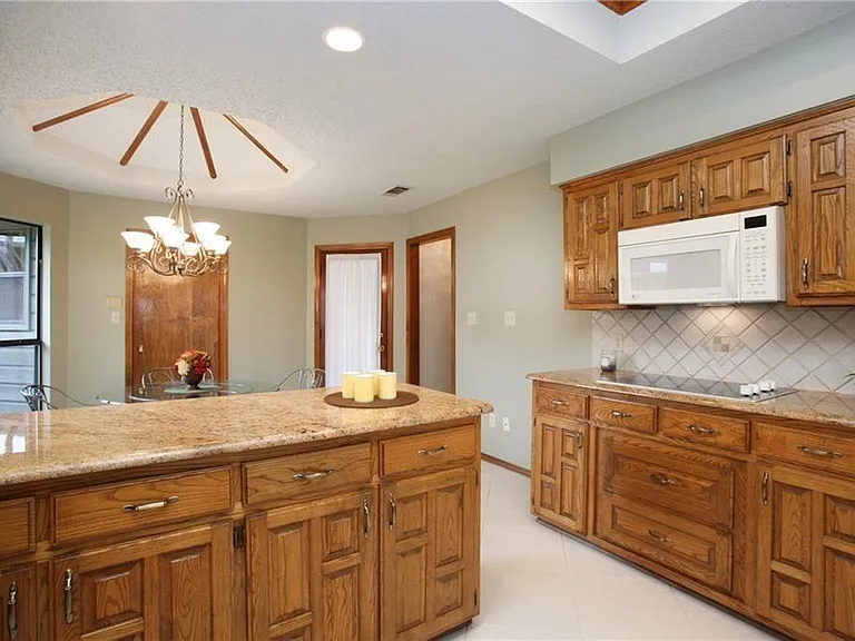 2127 Windy Ridge Ln — Photo 13
