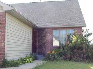 111 Oak Park Dr, Lincoln, IL 62656