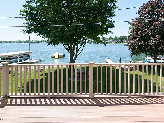 3rd image of 952 E Eagle Lake Dr
