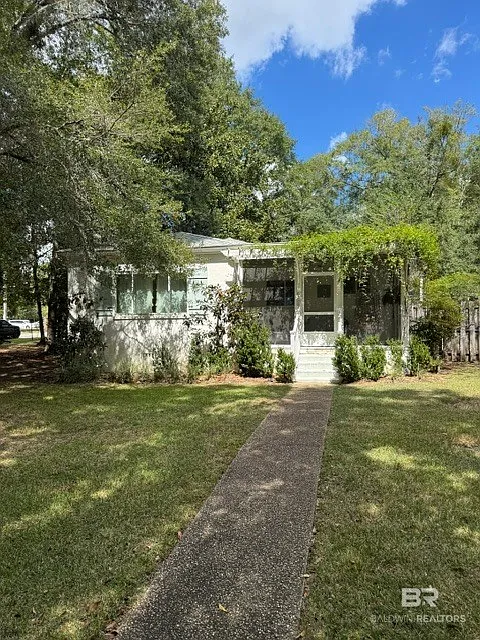3 bed, 1.0 bath, 1071 sqft, $3,000 — Photo 1
