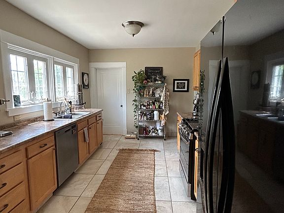 kitchen (breakfast bar seating for 2 included)
