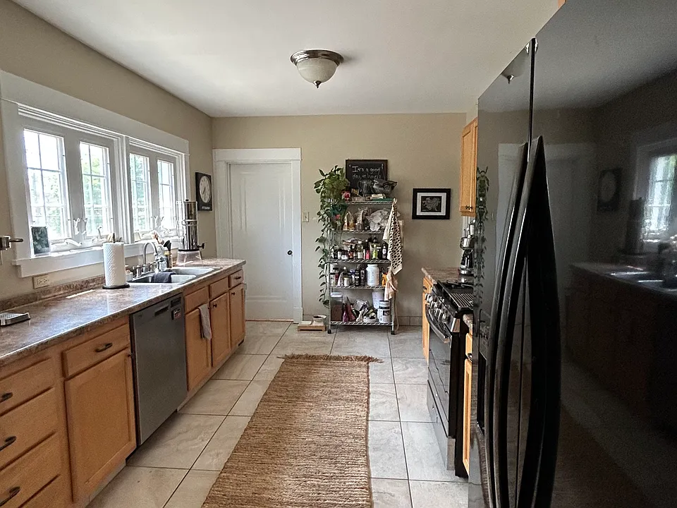 kitchen (breakfast bar seating for 2 included)