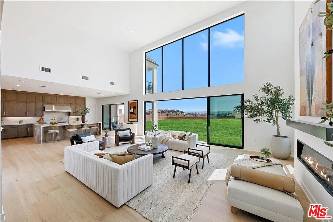 5 bed, 5.5 bath, 4624 sqft, $12,500 — Photo 2