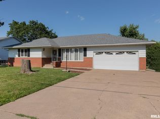 1107 N 11th St, Clinton, IA 52732