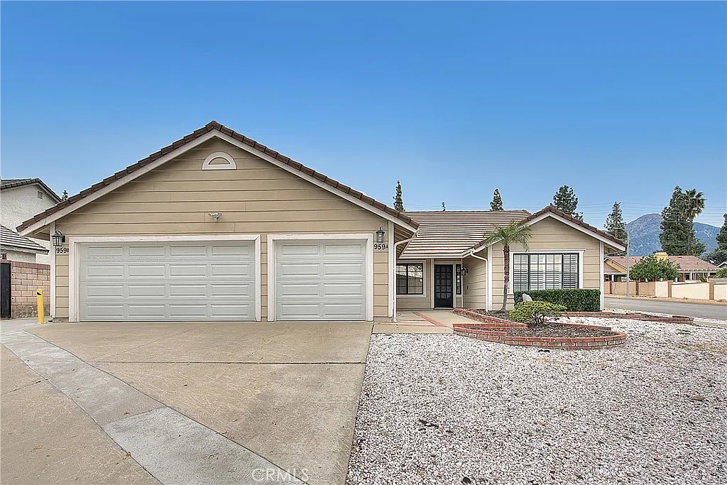 4 bed, 1754 sqft, $3,300 — Photo 1
