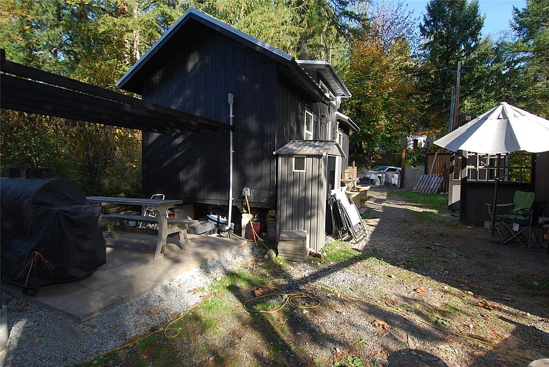 3rd image of 25316 Brooks Road E