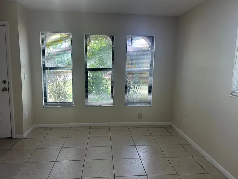 215-217 SE 23rd Pl — Photo 4