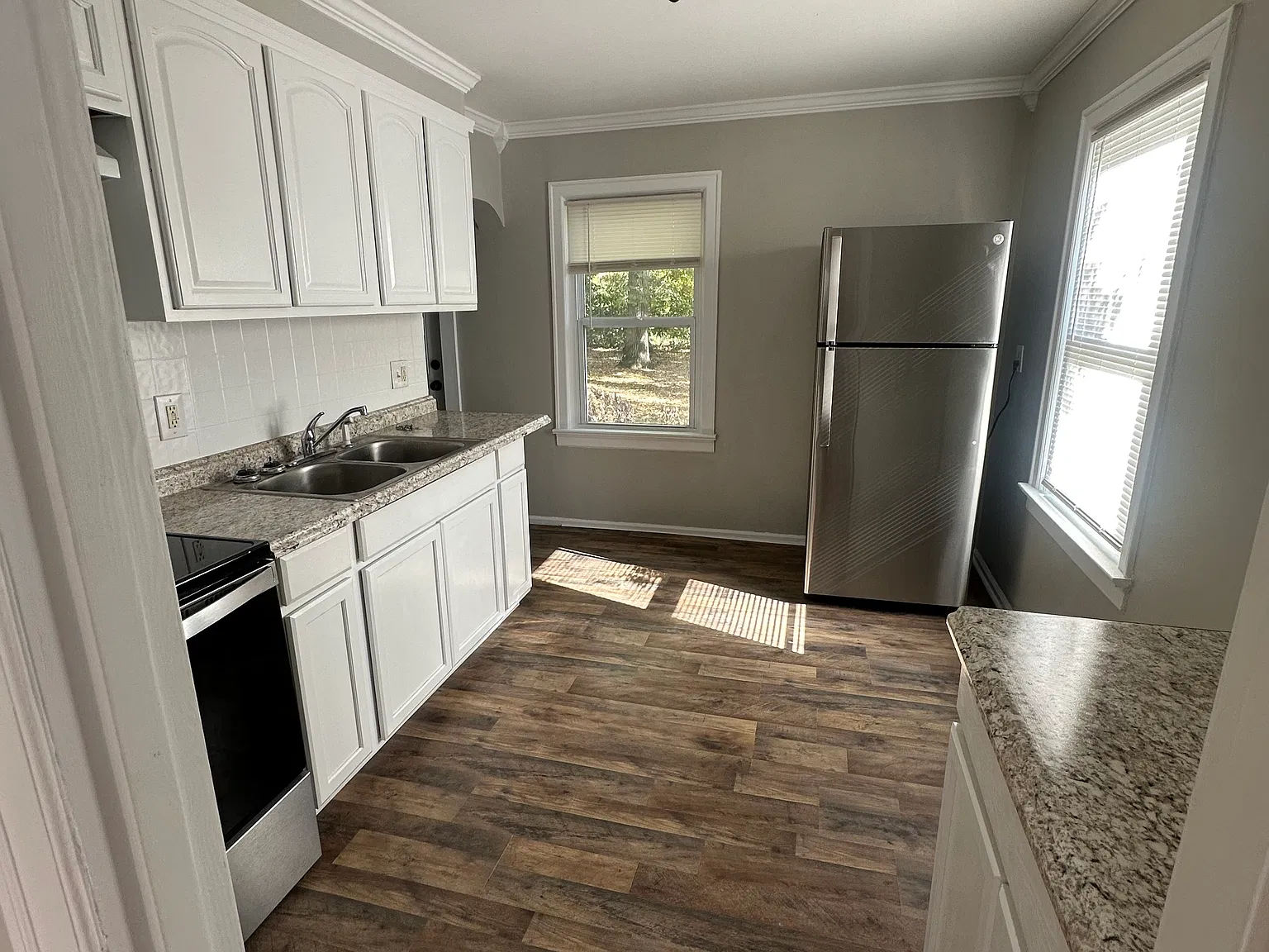3 bed, 864 sqft, $1,300 — Photo 3