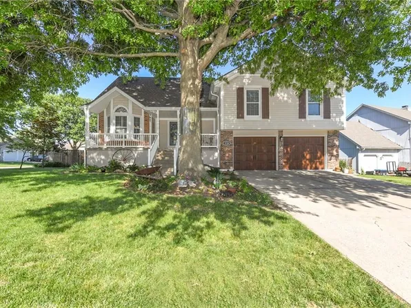 1729 NE Debonair Dr, Lees Summit, MO 64086