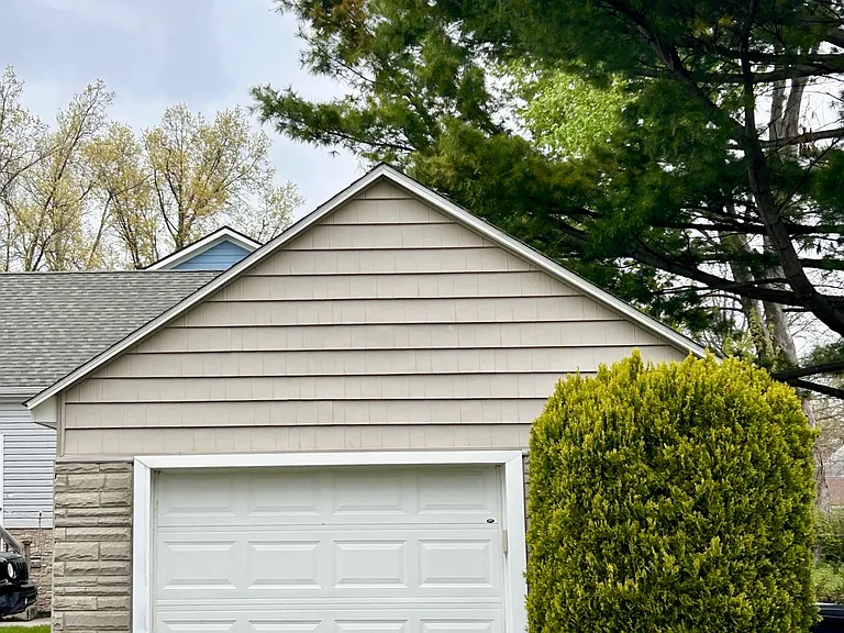 1 car garage with remote opener and side enterance