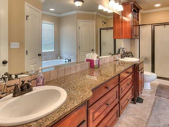 5th image of 400 Blackwood Cir