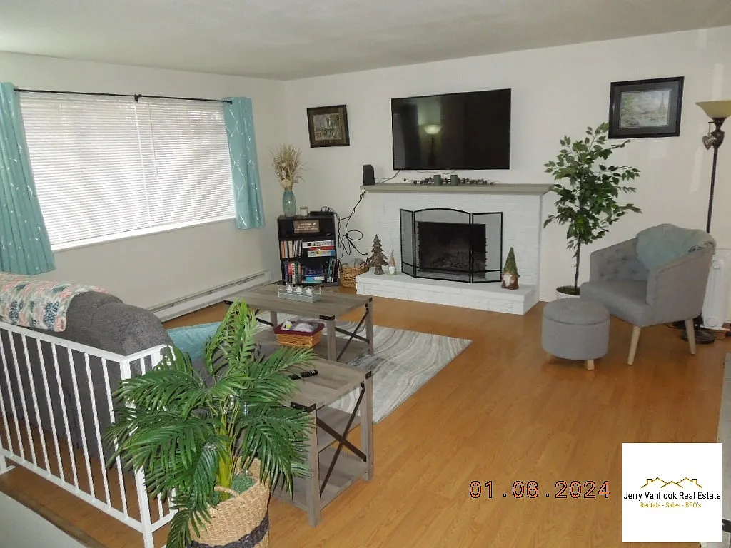 Building Photo - 1718 E Crown Ave #A