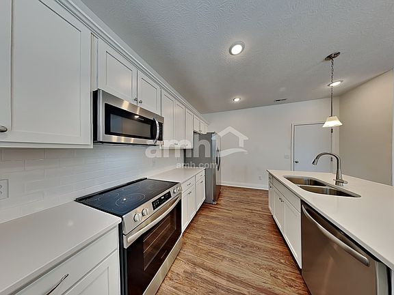 3rd image of 872 Castor Ct