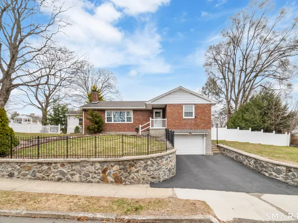 61 Clearview Circle, Naugatuck, CT 06770