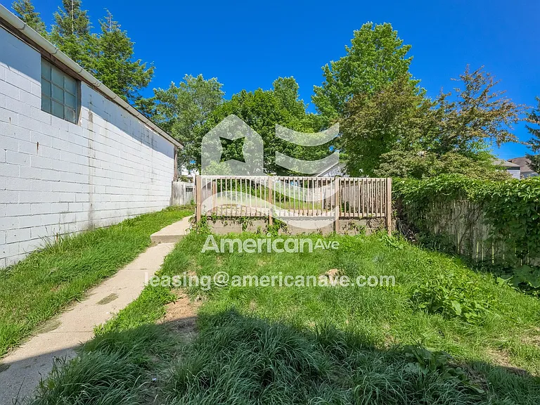 1531944_015_backyard_15.jpg