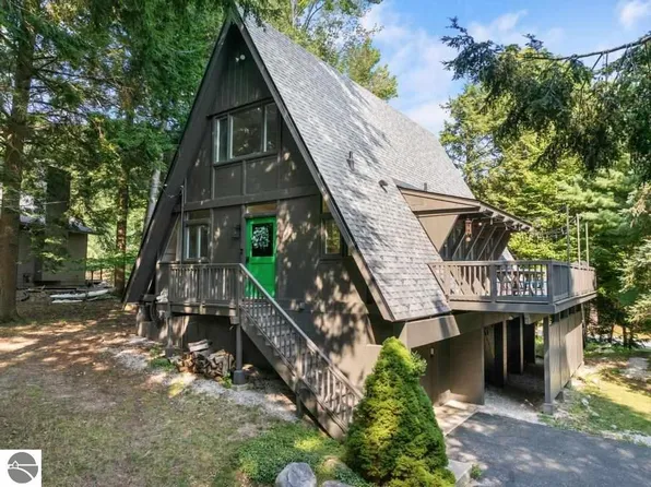 7590 Tamarac Trl, Harbor Springs, MI 49740