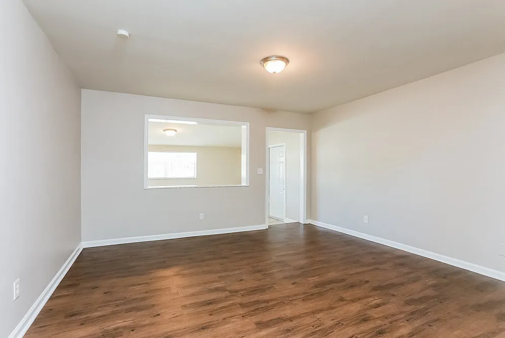 3 bed, 1.0 bath, 1239 sqft, $2,335 — Photo 4