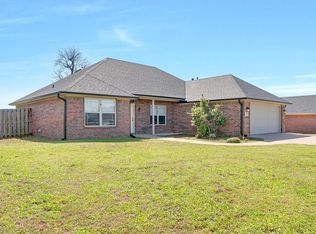 320 Division St, Centerton, AR 72719