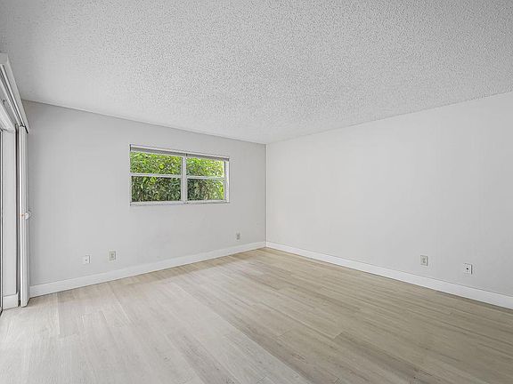 4th image of 1201 Solana Rd