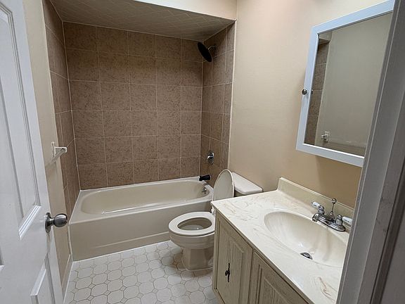 2nd image of 5001 Stonehedge Rd