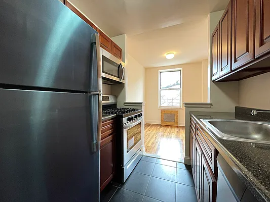 Rented by Kew Forest Realty Inc | media 4