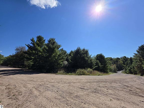 5th image of 577 Birch Ln