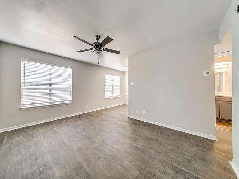 The Oaks Apartments At Medical Center — Photo 56
