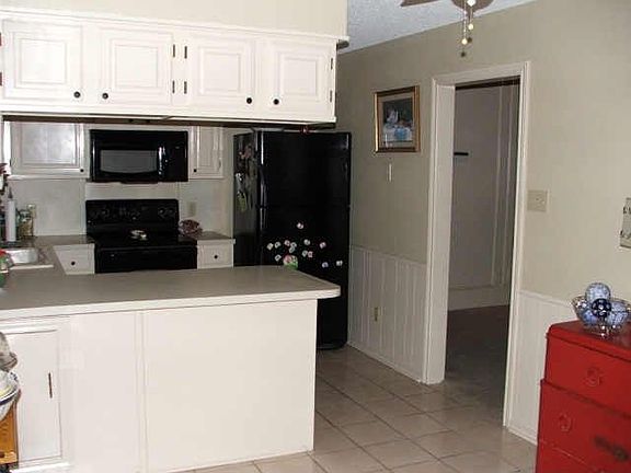 5th image of 825 Leslie Ln