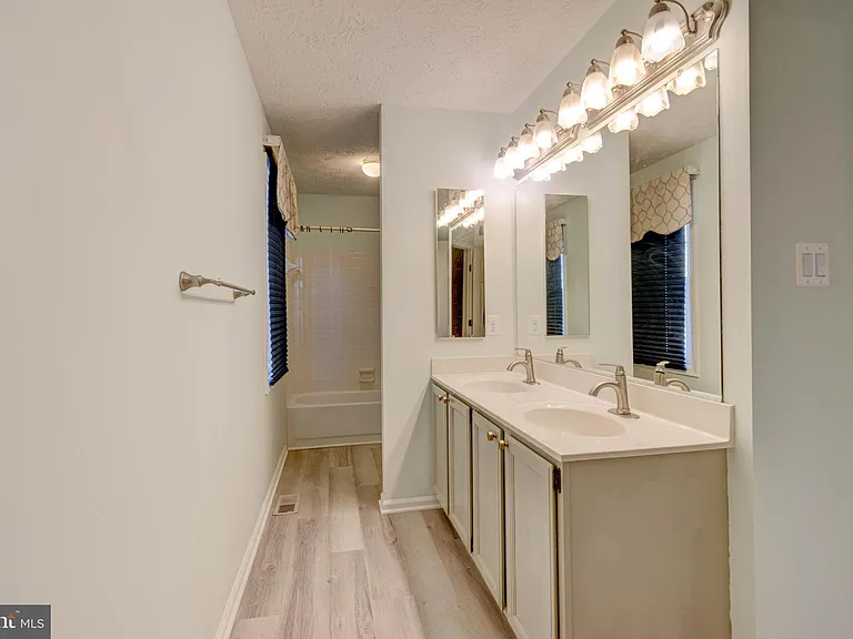 7925 Carriage Dr — Photo 20