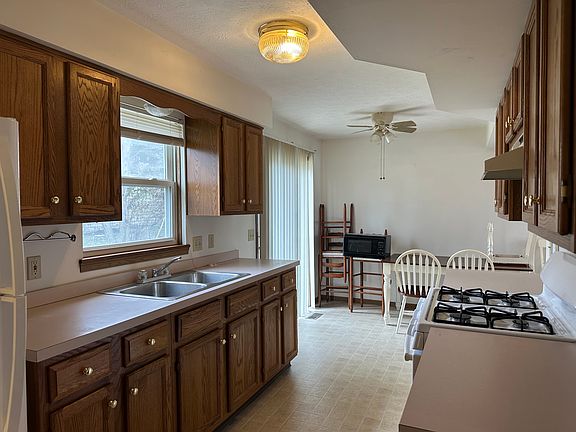 2nd image of 437 E Erie St #437
