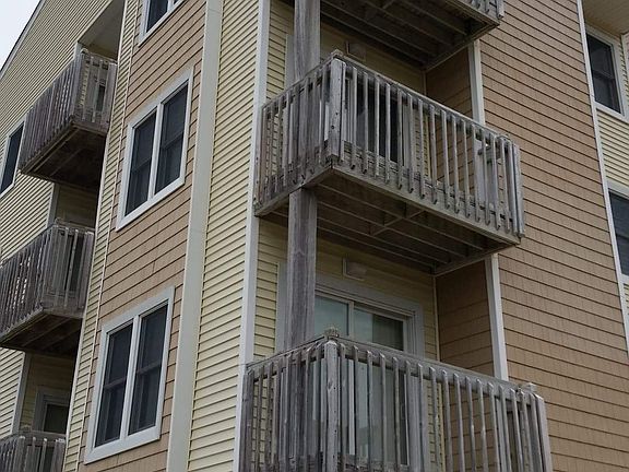 Third floor end unit with 2 decks