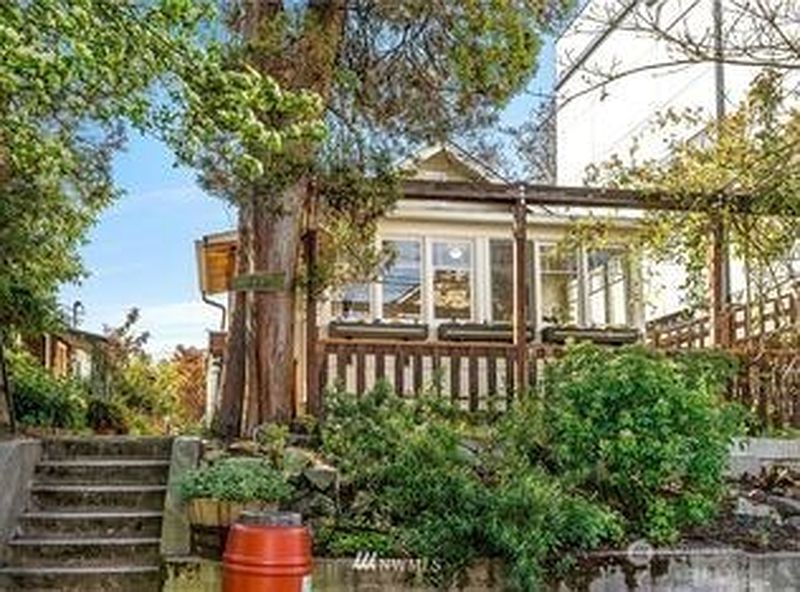 3rd image of 831 NW 52nd Street