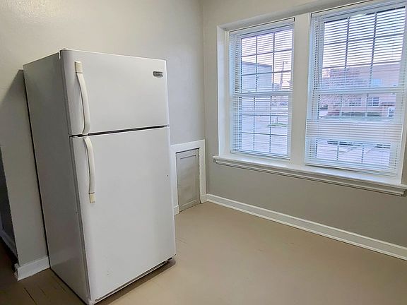 4th image of 229 W Jackson Blvd APT 4D