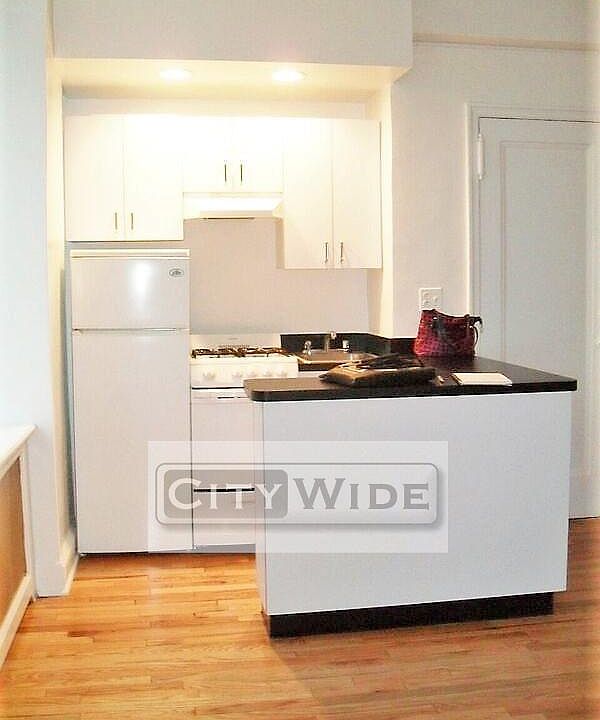 2nd image of 140 E 46th St APT 11D