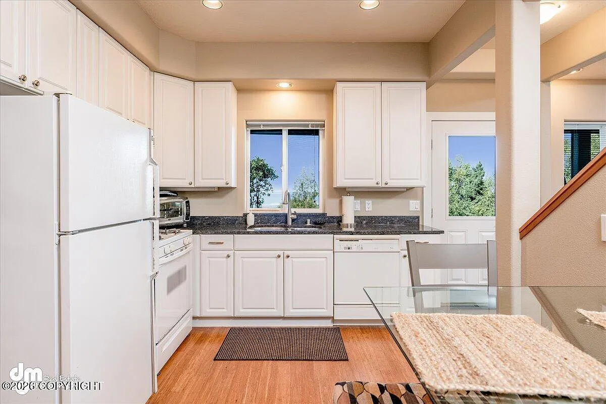 2 bed, 1.0 bath, 1155 sqft, $2,500 — Photo 4