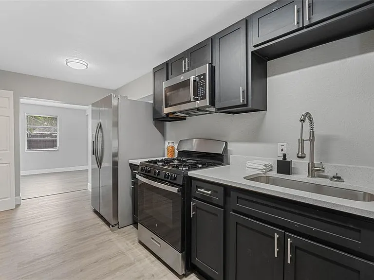 1090 Emerald Dr — Photo 10