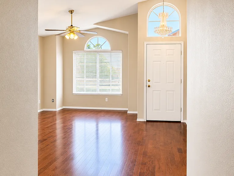 832 W Silver Creek Rd — Photo 3