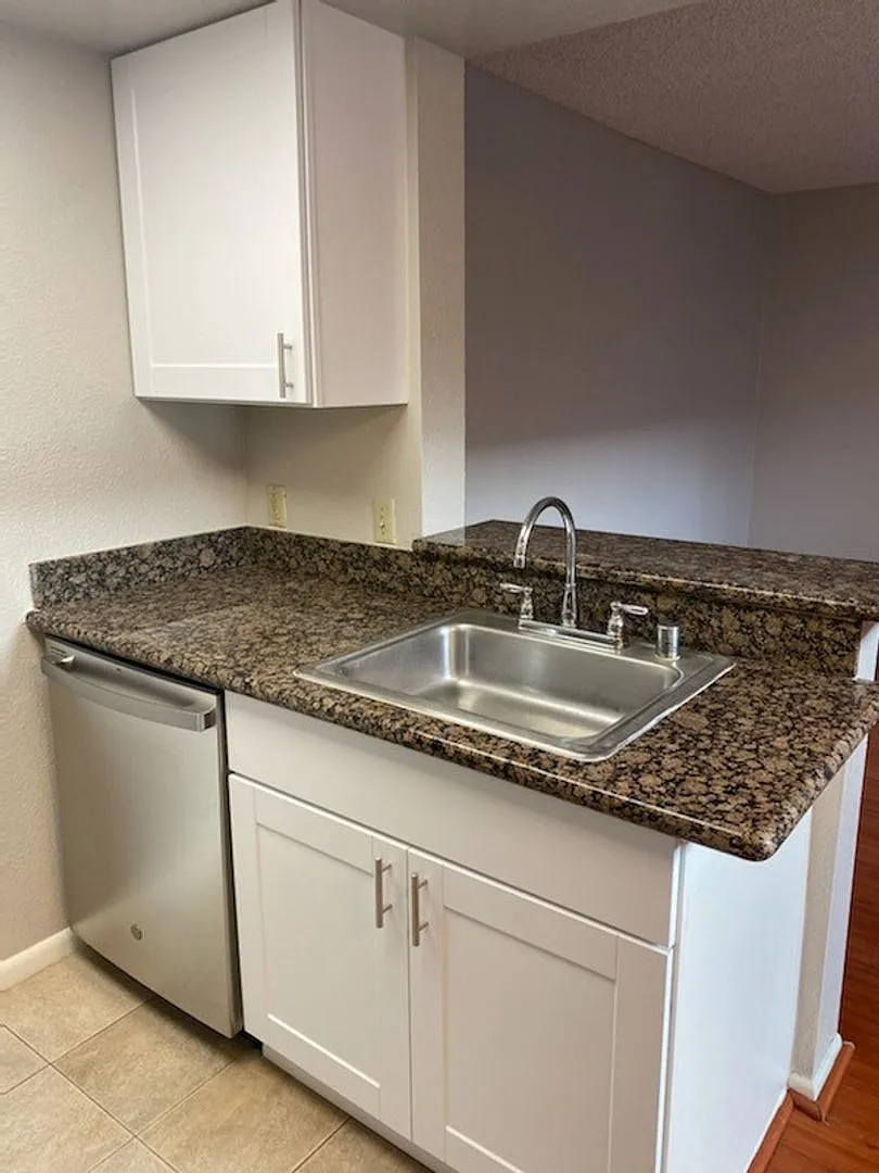 Russell Court Apartments — Photo 4