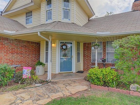 4th image of 2408 E Hills Dr